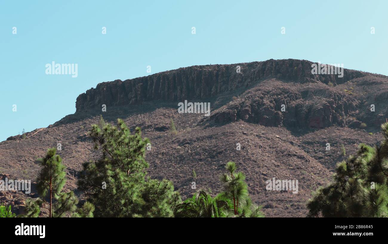 Montagne con cielo limpido e palme a Gran Canaria Foto Stock