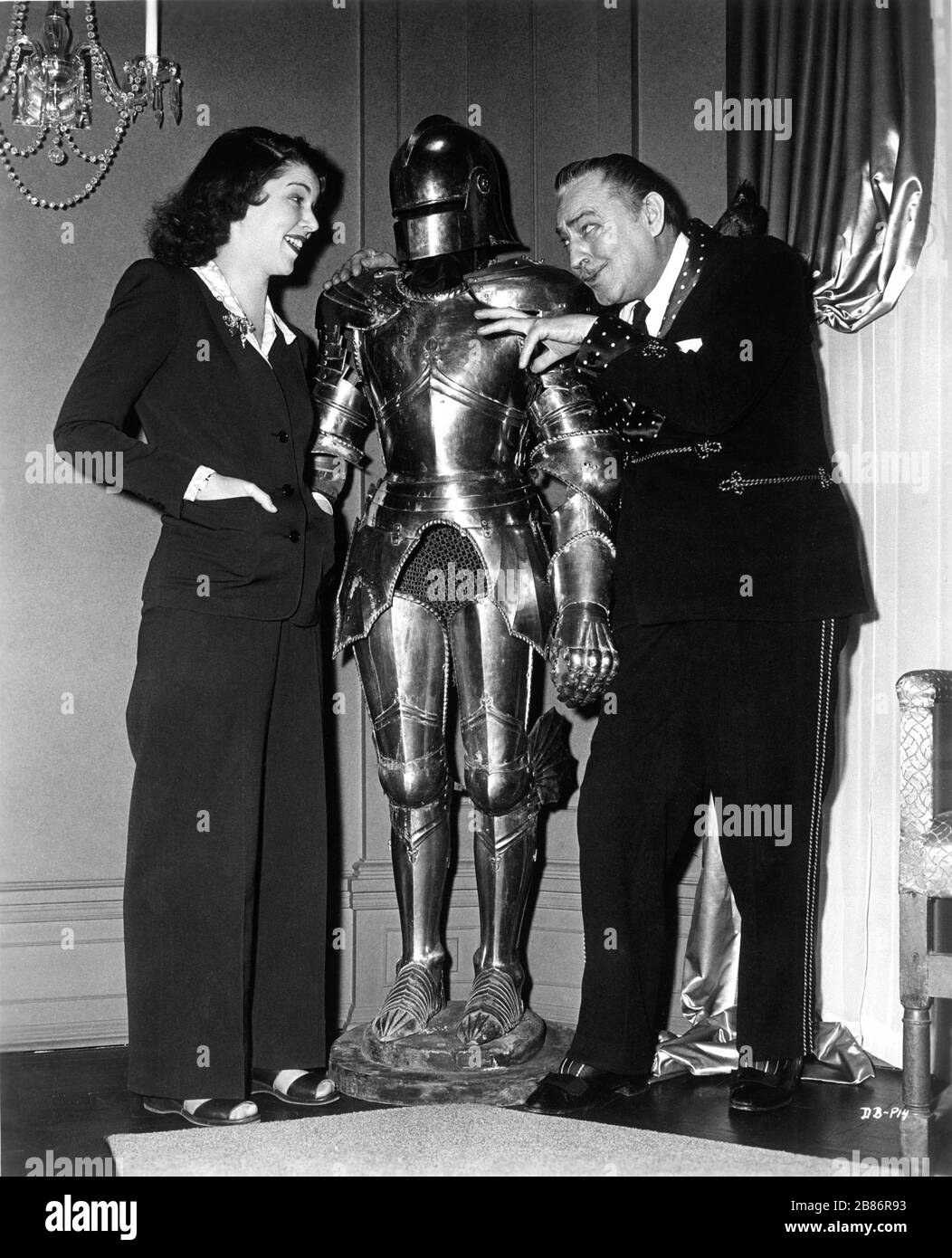 JOHN BARRYMORE a casa all'inizio del 1942 con la figlia DIANA BARRYMORE le mostra l'armatura che indossava sul palco come Richard III di Shakespeare pubblicità ancora da Universal Pictures Foto Stock