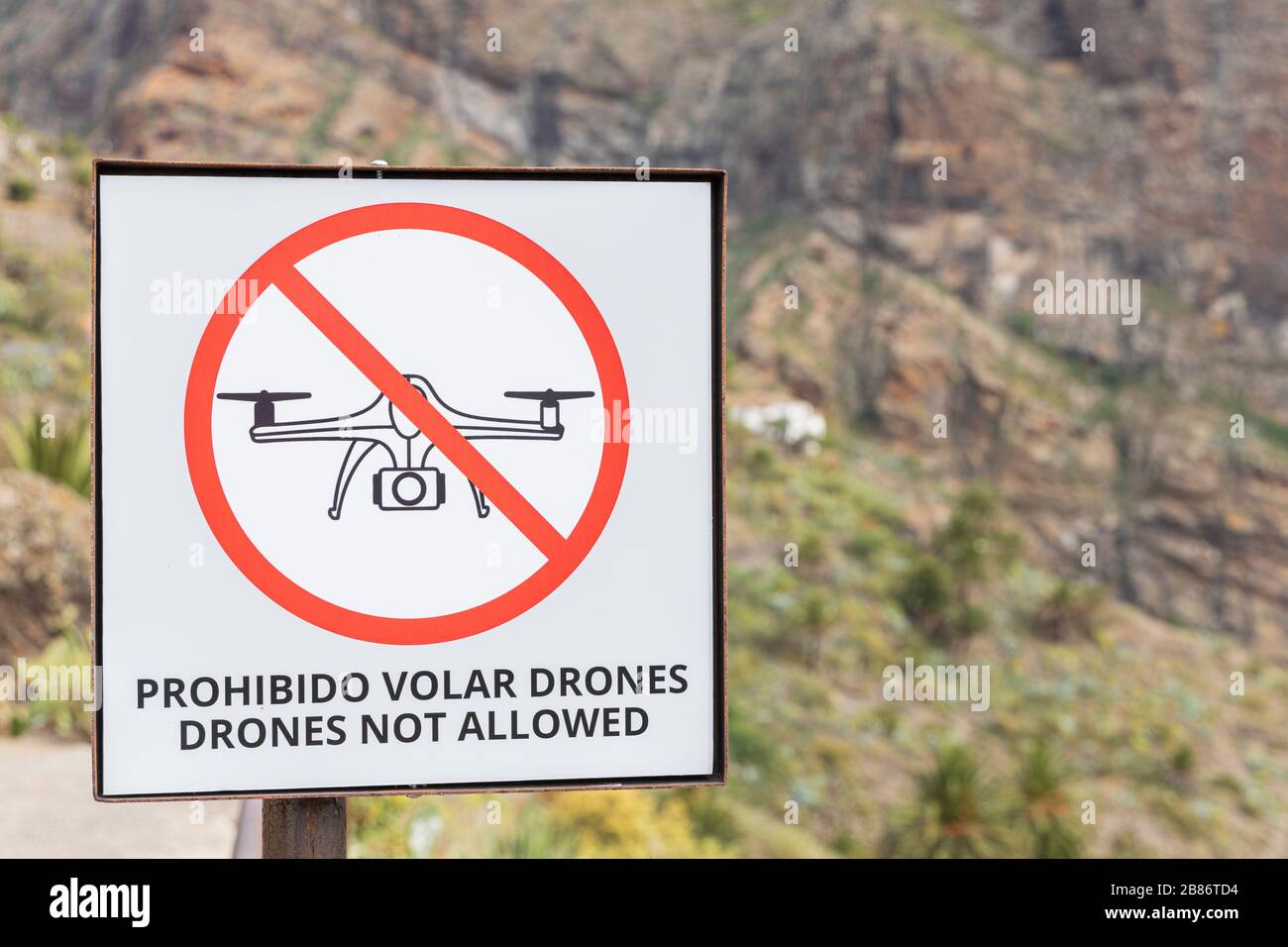 Droni non ammessi segno, divieto di volare un drone sopra il Masca barranco cartello di avvertimento , Tenerife, Isole Canarie, Spagna Foto Stock