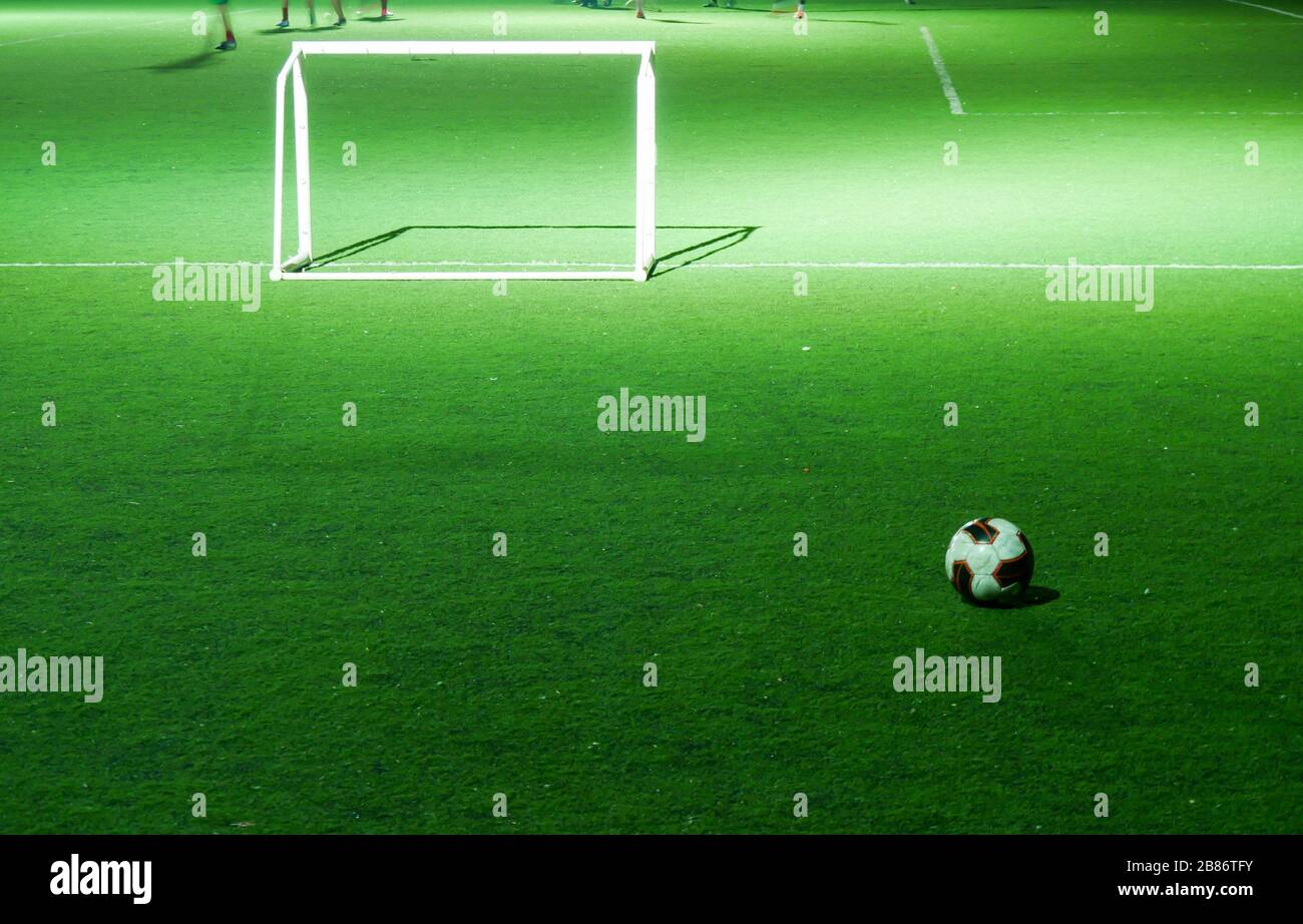 Calcetto piccolo o campo di calcio con il goal Post in the Night Time. Foto Stock