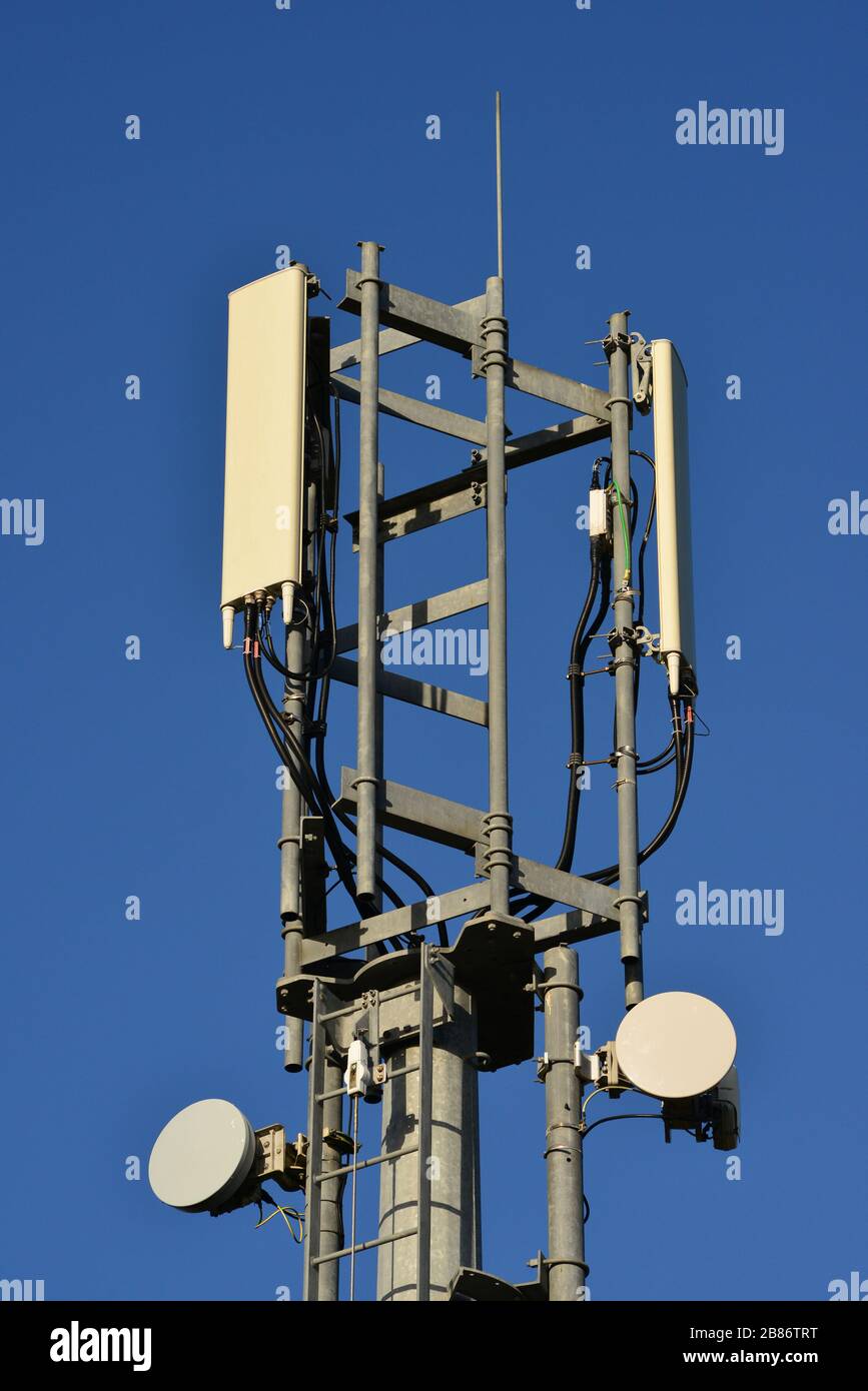 La torre di comunicazione di rete contro un cielo blu Foto Stock