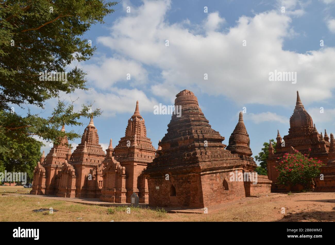 Più piccoli templi rossi a mattoni Bagan Myanmar Foto Stock