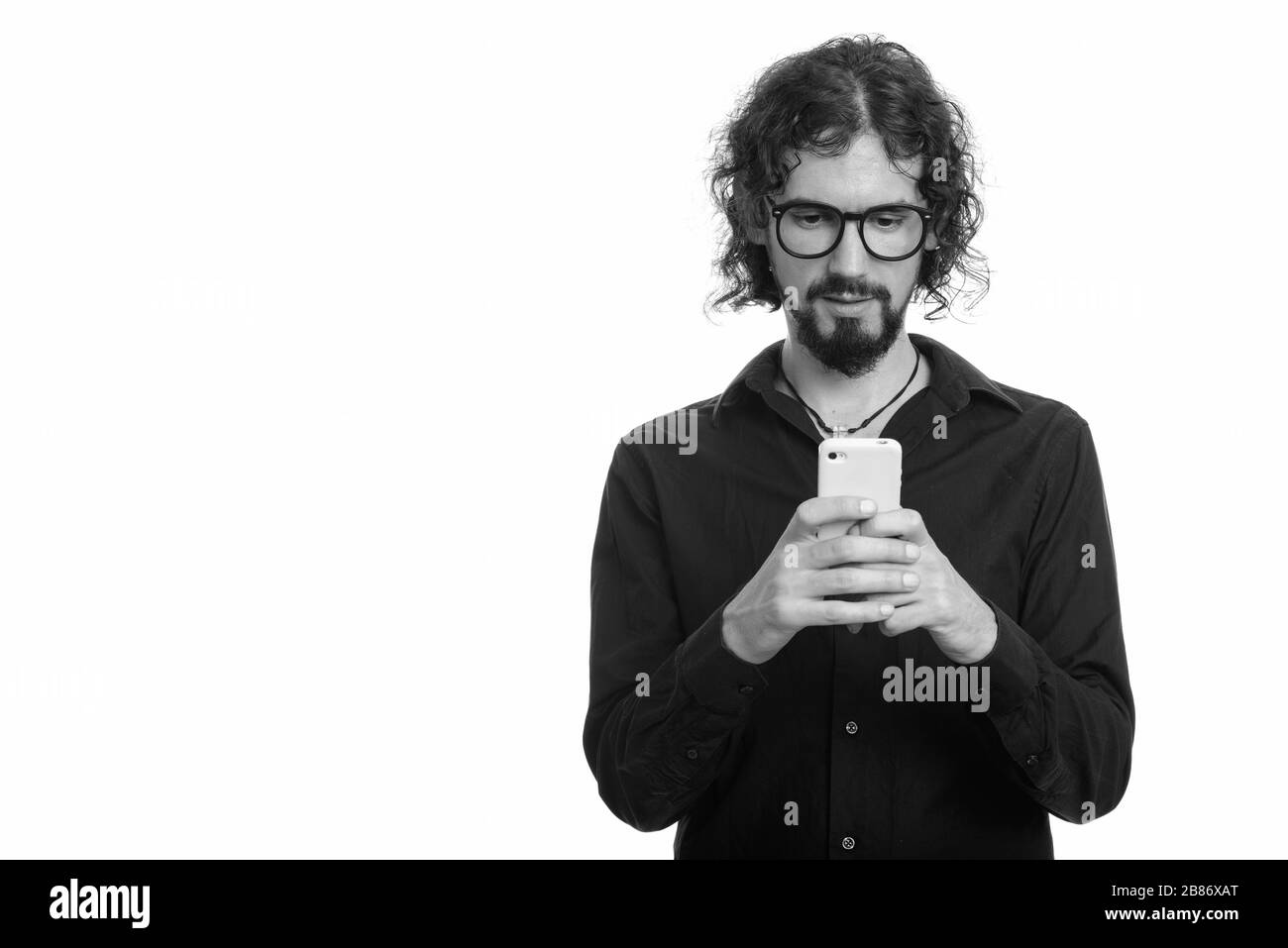 Bell'uomo caucasico che usa il telefono cellulare Foto Stock