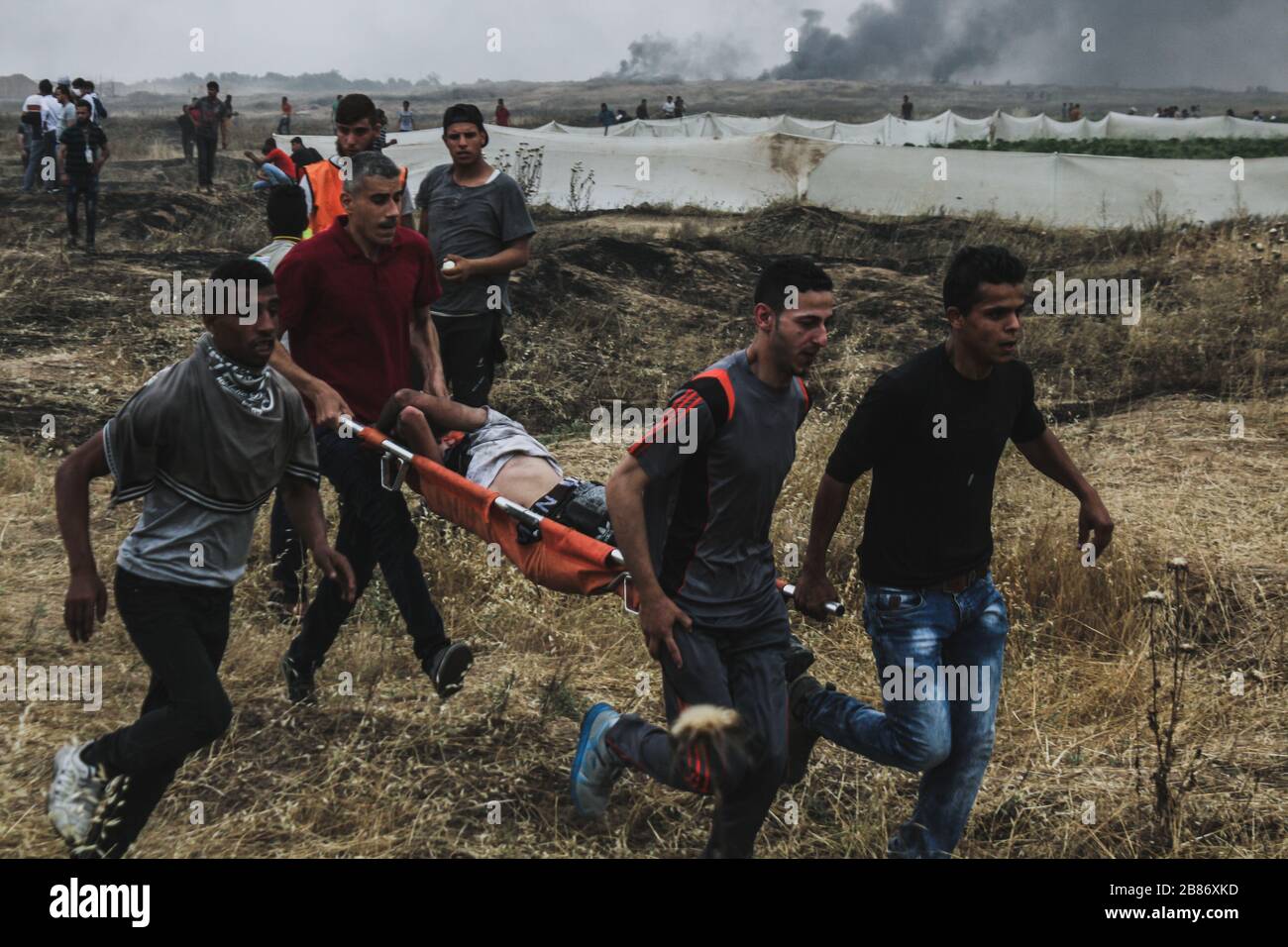 Un uomo ferito dalle forze di occupazione israeliane durante gli scontri Tra i palestinesi e l'esercito israeliano ad est di La striscia di Gaza in Israele Foto Stock