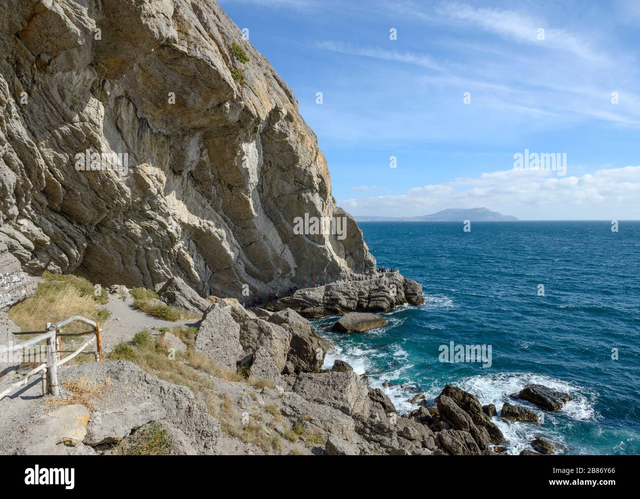 Vista panoramica lungo il sentiero Golitsyn ai piedi del monte Koba-Kaya verso l'ingresso della grotta Golitsyn e meganom cape in lontananza, Crimea, Russia. Foto Stock