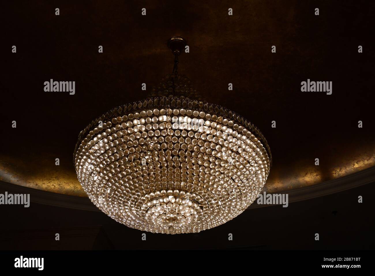 Elegante lampadario da scintillanti pendenti a forma di diamante assomiglia a gioielli. Splendida lampada a sospensione appesa al soffitto. Lampada in stile vittoriano. Lusso Foto Stock