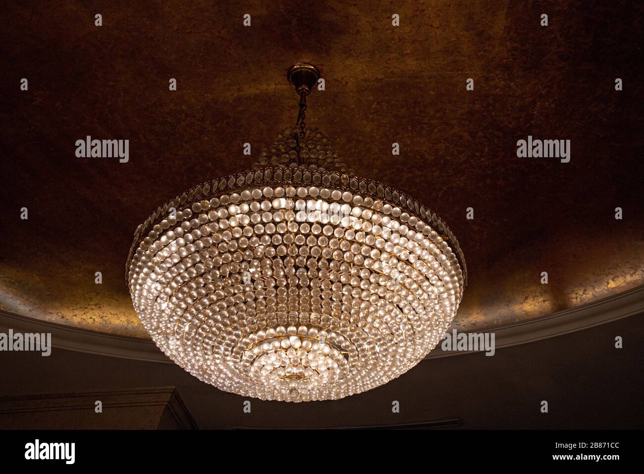 Elegante lampadario in stile classico decorato con scintillanti pendenti a forma di diamante che assommano a gioielli. Splendida lampada a sospensione appesa al soffitto. Foto Stock