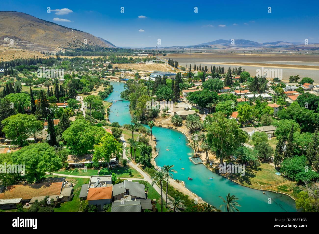 Fiume turchese Amal che attraversa la comunità collettiva tradizionalmente basata sull'agricoltura Kibbutz NIR David in Israele Foto Stock