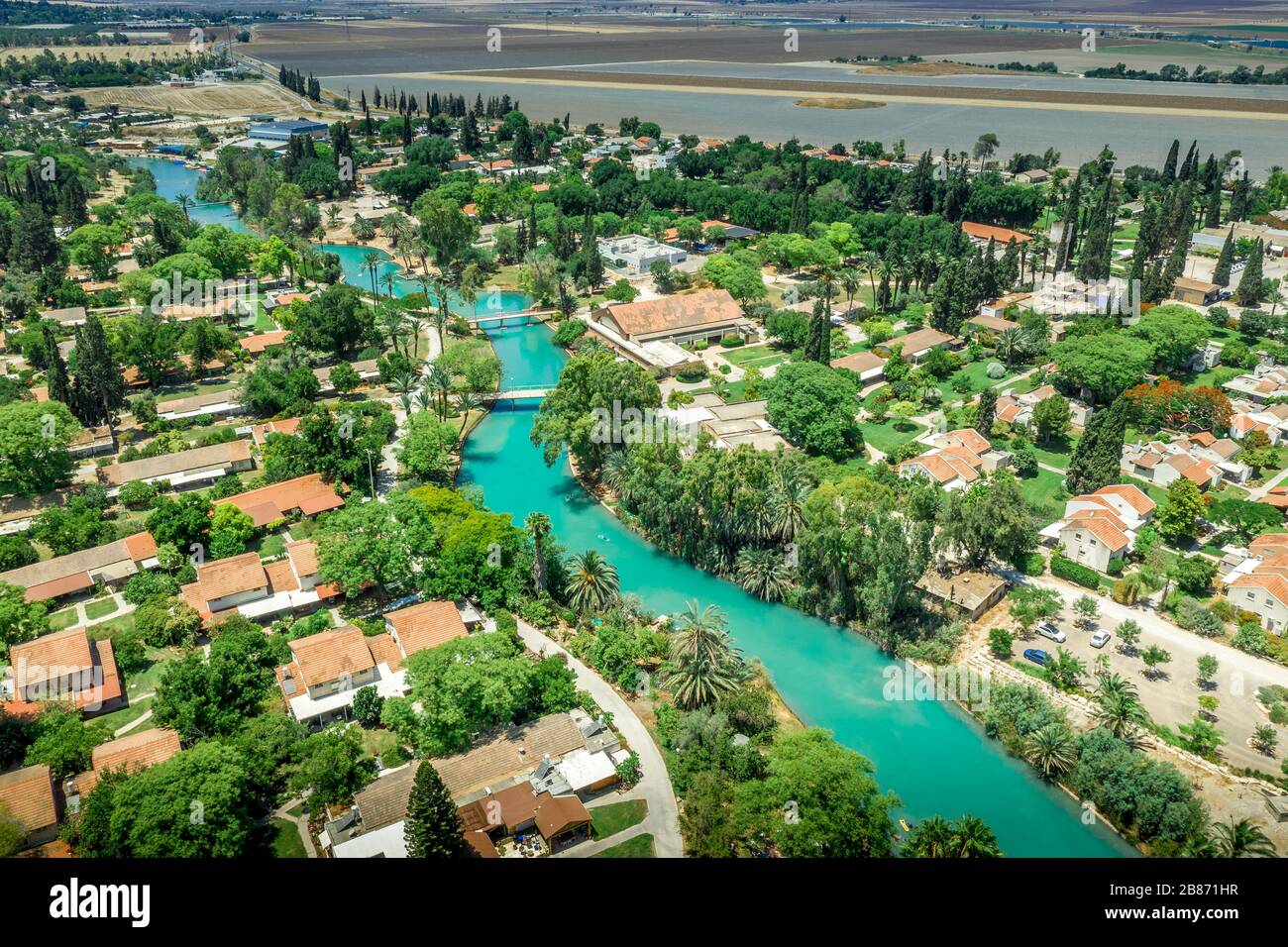 Fiume turchese Amal che attraversa la comunità collettiva tradizionalmente basata sull'agricoltura Kibbutz NIR David in Israele Foto Stock