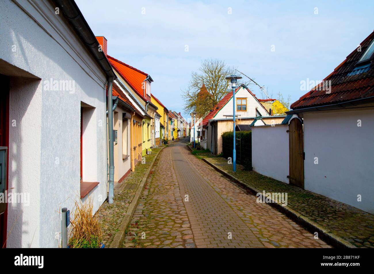 Strade romantiche delle città costiere. Una vista attraverso il vicolo della citta' della Germania del Nord. Piccole case colorate creano una vista sul centro storico Foto Stock
