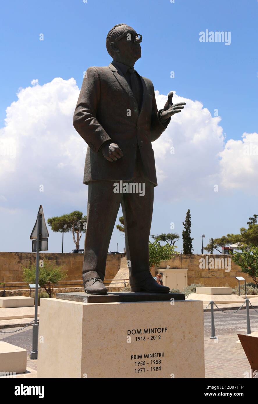 Valletta. Malta. Città vecchia. La statua di bronzo del compianto Dom Mintoff, politico, ex primo Ministro di Malta in Piazza della Castiglia. Foto Stock