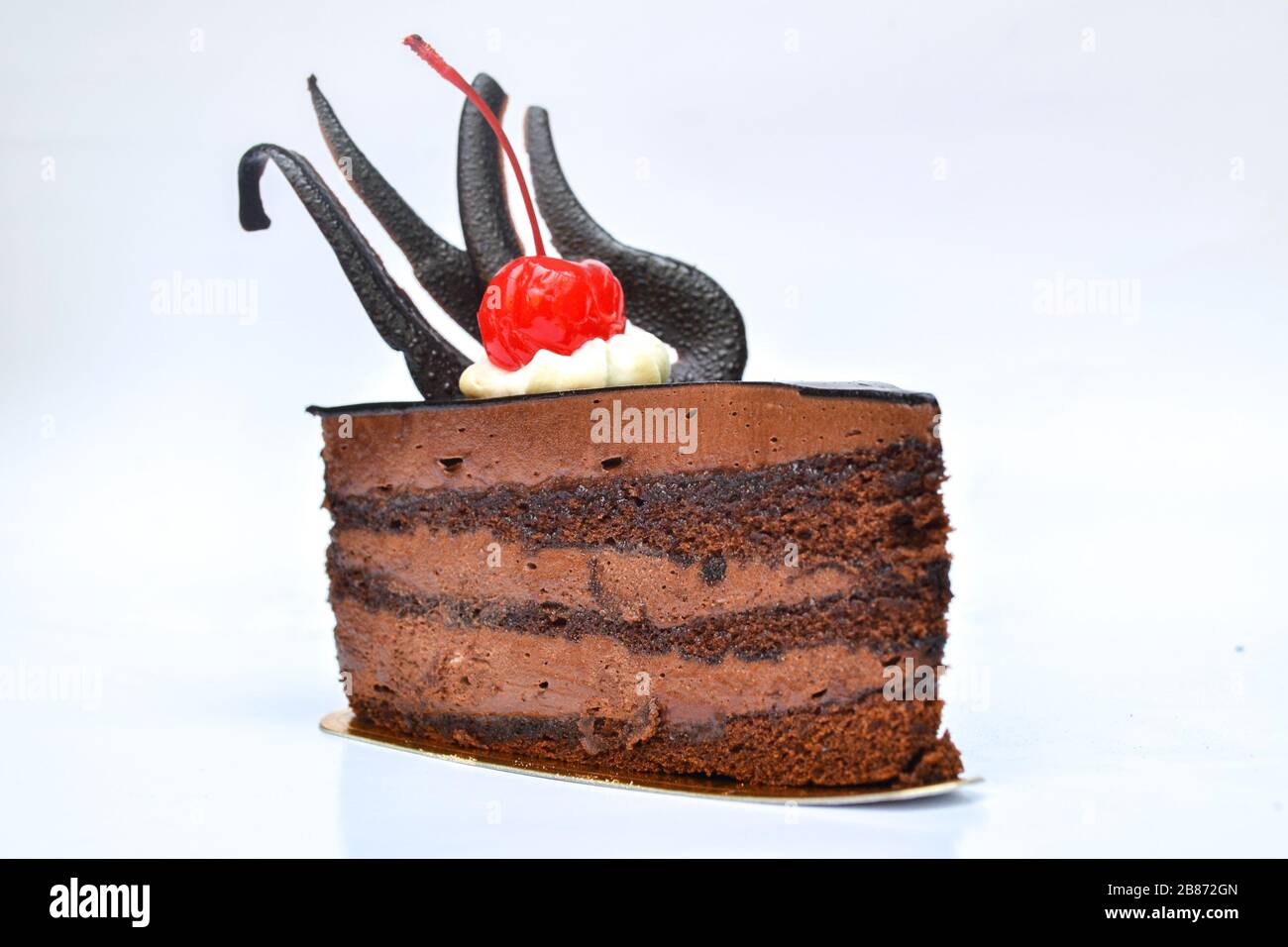 Una fetta di torta di foresta nera come menu di dessert Foto Stock