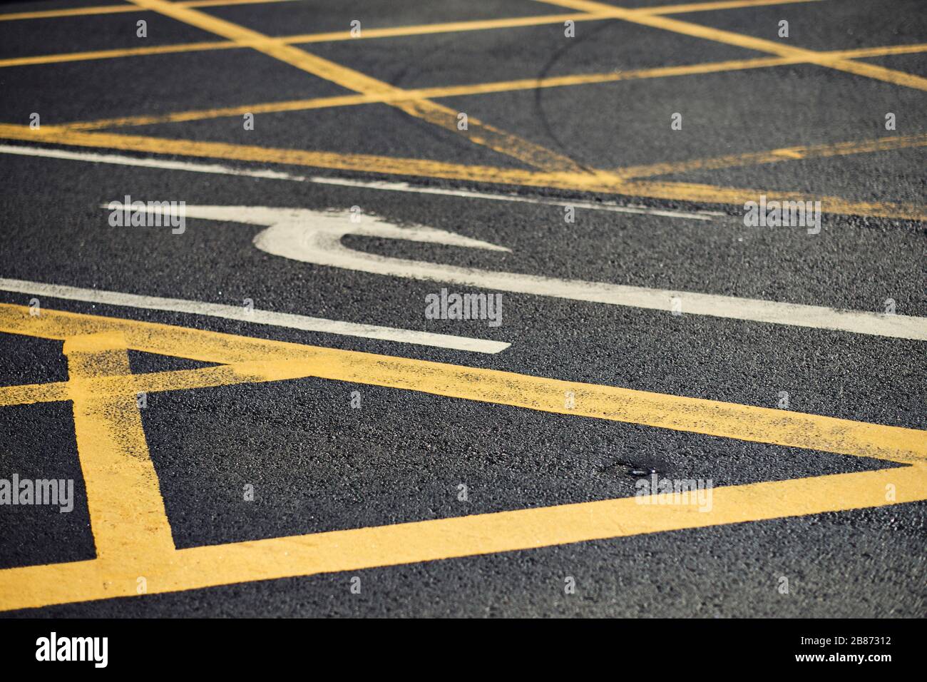 Freccia su strada vuota Foto Stock