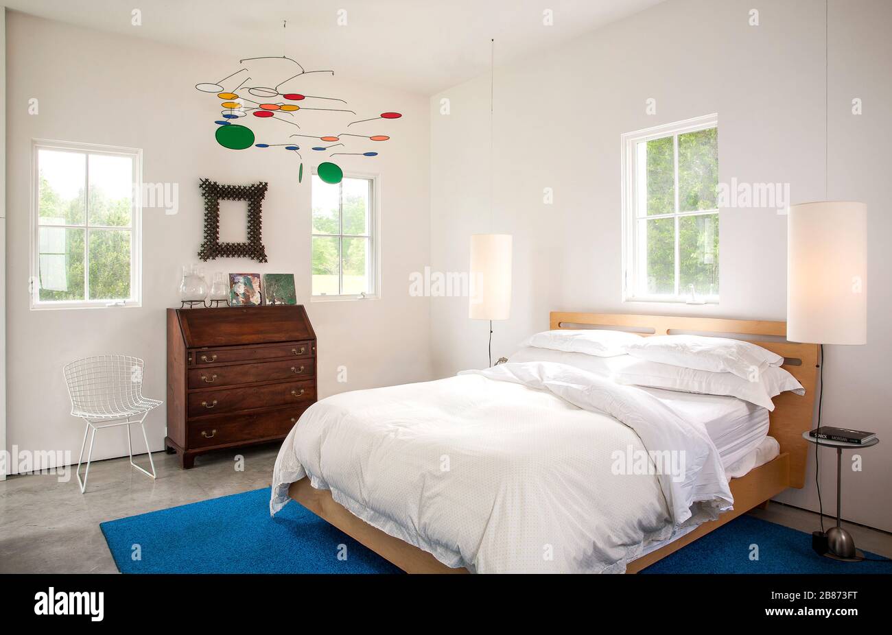 Camera da letto dal design rustico moderno Foto Stock