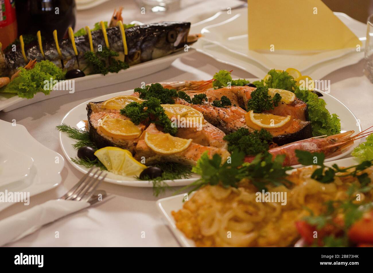 piatto di bistecca al salmone al forno guarnito con prezzemolo al limone e gamberi 2 Foto Stock