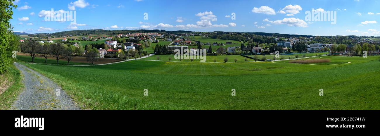 Vista panoramica sul villaggio termale di Bath Tatzmannsdorf in primavera, Austria Foto Stock