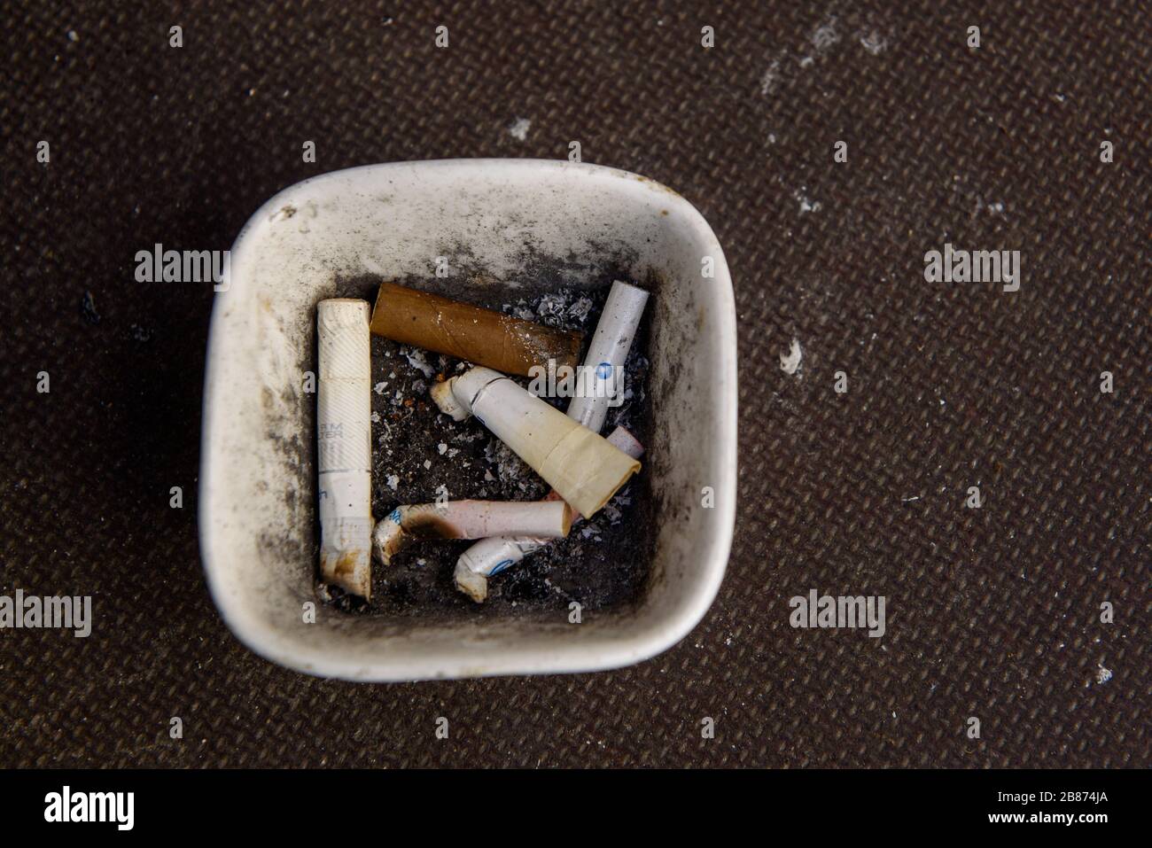 RIGA, LETTONIA. 9 marzo 2020. Diversi produttori di mozziconi di sigaretta al posacenere. Foto Stock