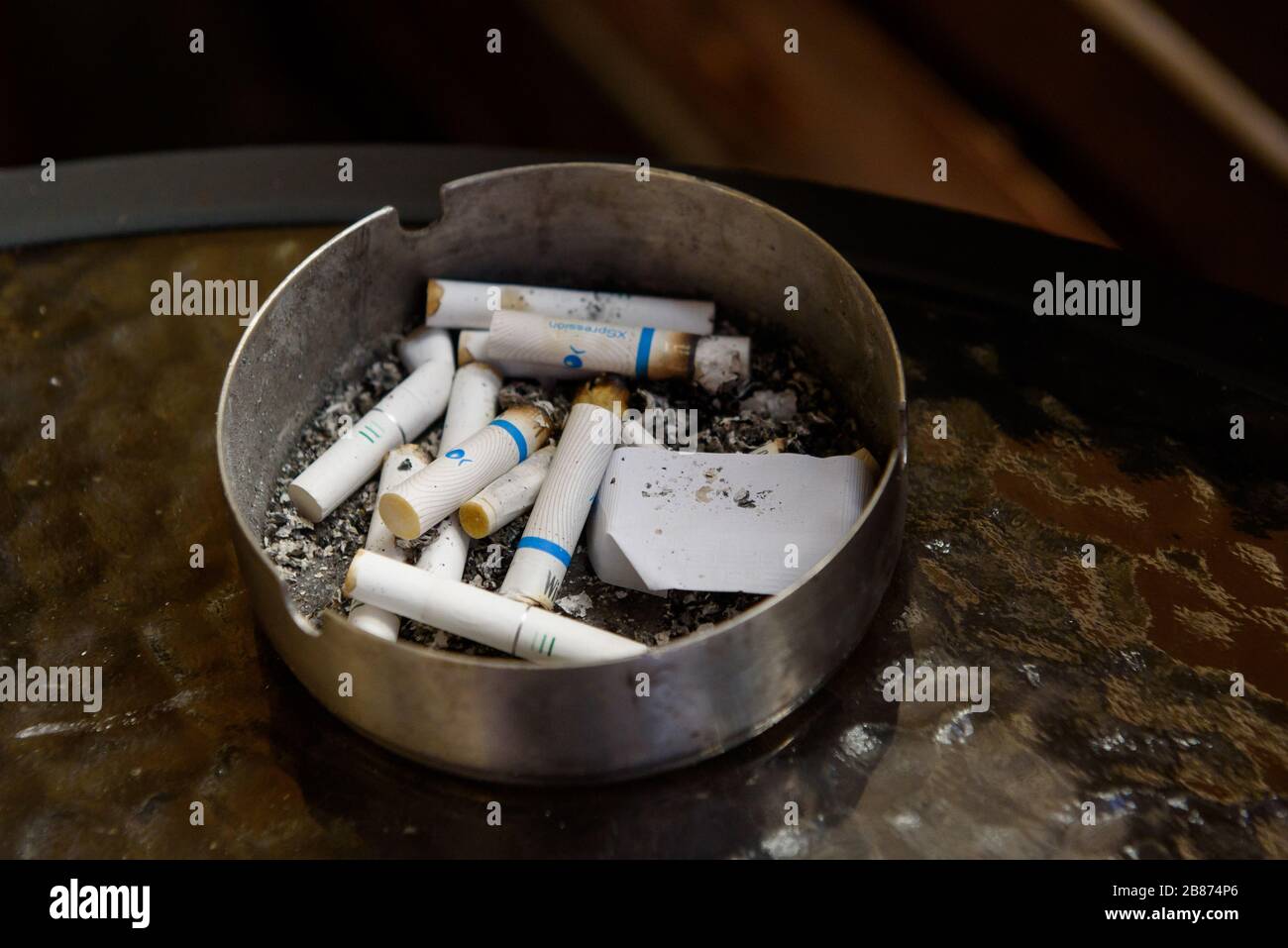 RIGA, LETTONIA. 9 marzo 2020. Diversi produttori di mozziconi di sigaretta al posacenere. Foto Stock