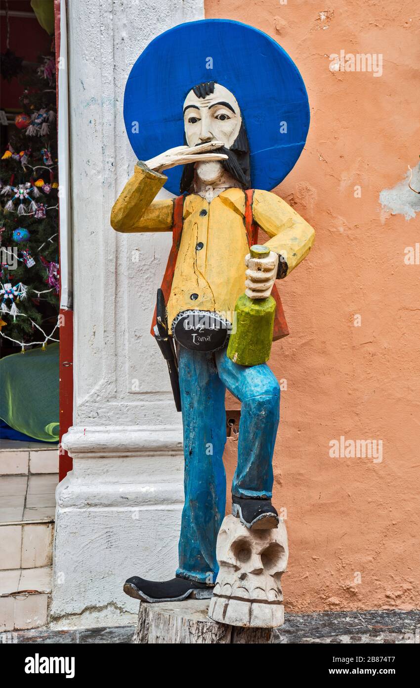 Scultura in legno al caffè Luz de Luna in Calle 59 a Campeche, Penisola dello Yucatan, Messico Foto Stock