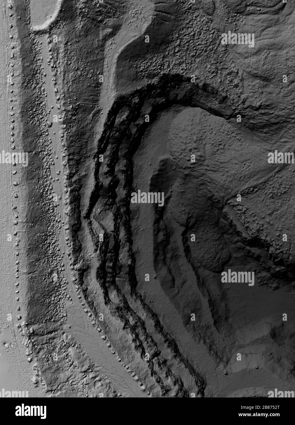 DEM - modello digitale di elevazione. Prodotto GIS realizzato dopo l'elaborazione di foto scattate da un drone. Mostra il sito di scavo con ripide pareti rocciose Foto Stock