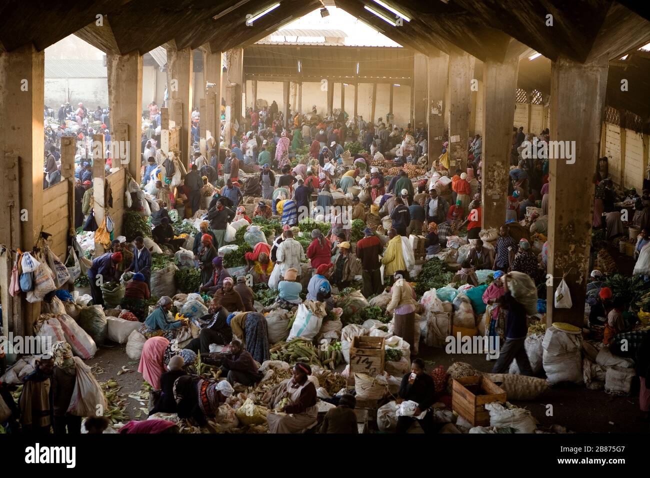 Una visione generale mostra il mercato di Wakulima a Nairobi, Kenya, il 9 marzo 2011. Wakulima è il più grande mercato dell'Africa orientale. Foto Stock