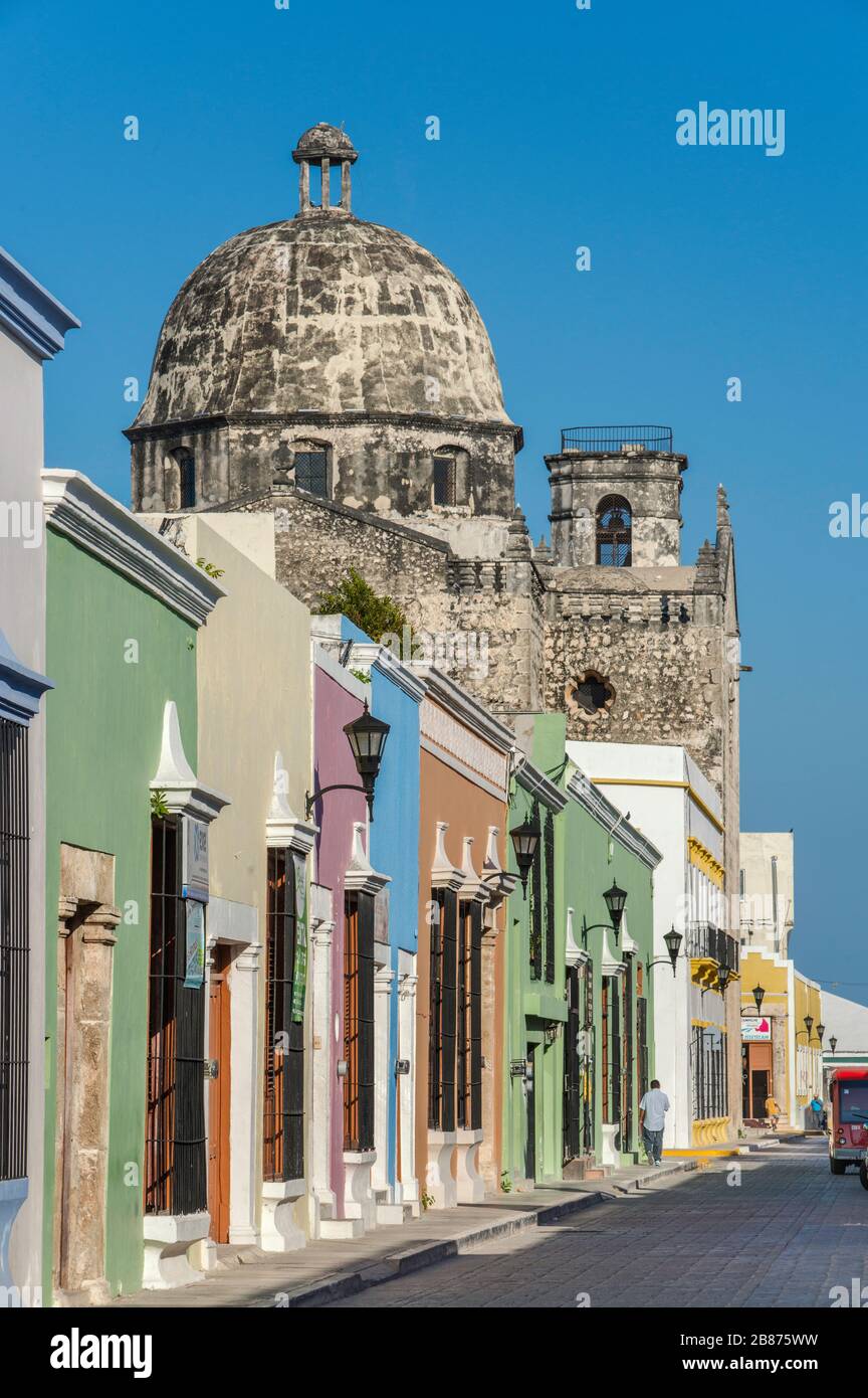 Case coloniali spagnole su Calle 63, cupola di ex-Templo de San Jose, a Campeche, penisola dello Yucatan, Messico Foto Stock