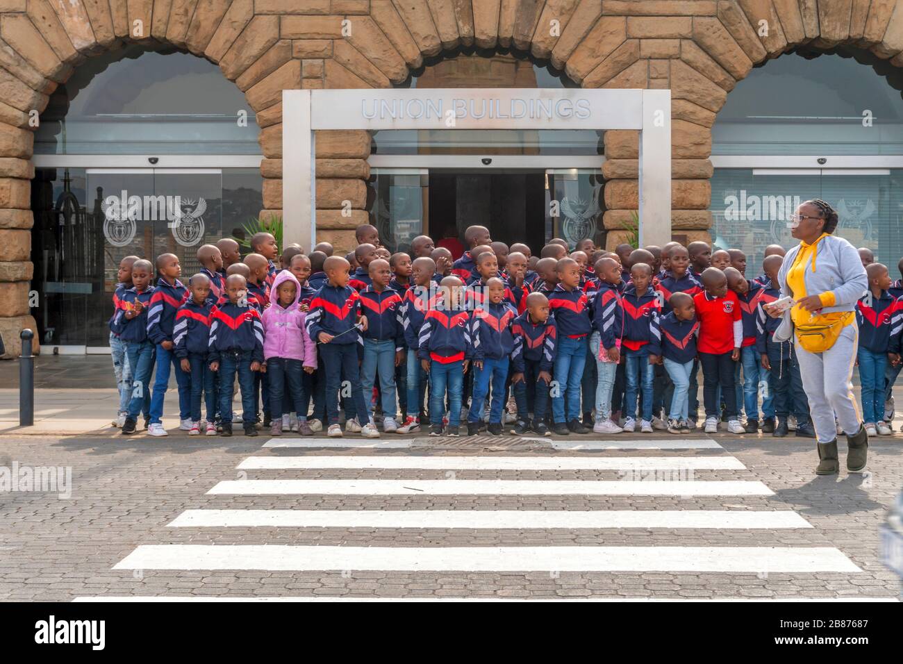 Pretoria, Sudafrica - 24 maggio 2019: Gruppo di bambini che fotografano la loro escursione negli edifici dell'Unione Foto Stock