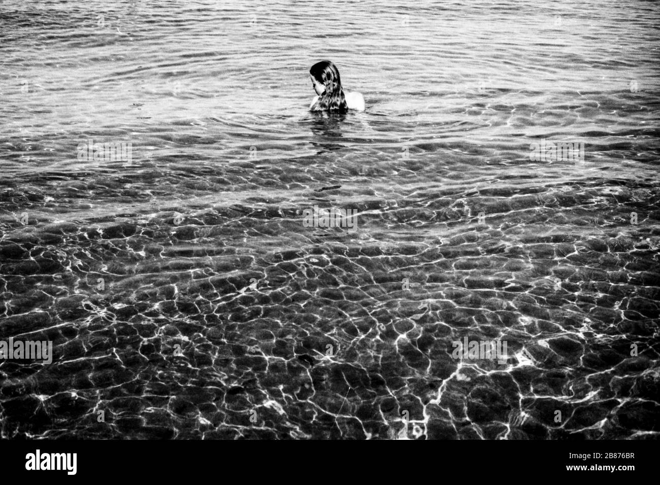 giovane donna rilassante in acque calme Foto Stock