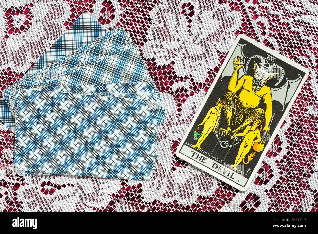 Le carte Tarocchi del pilota disegnate da Pamela Colman Smith sotto la supervisione di Arthur Edward Waite su tela con la carta tarocchi del Diavolo capovolta Foto Stock