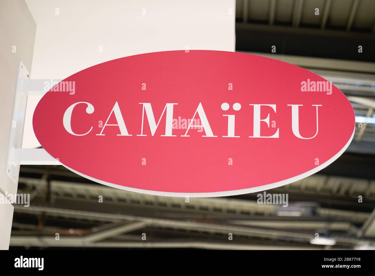 Bordeaux , Aquitaine / Francia - 01 15 2020 : Camaieu logo store Camaïeu Shop segno in Mall abbigliamento francese per le donne Foto Stock