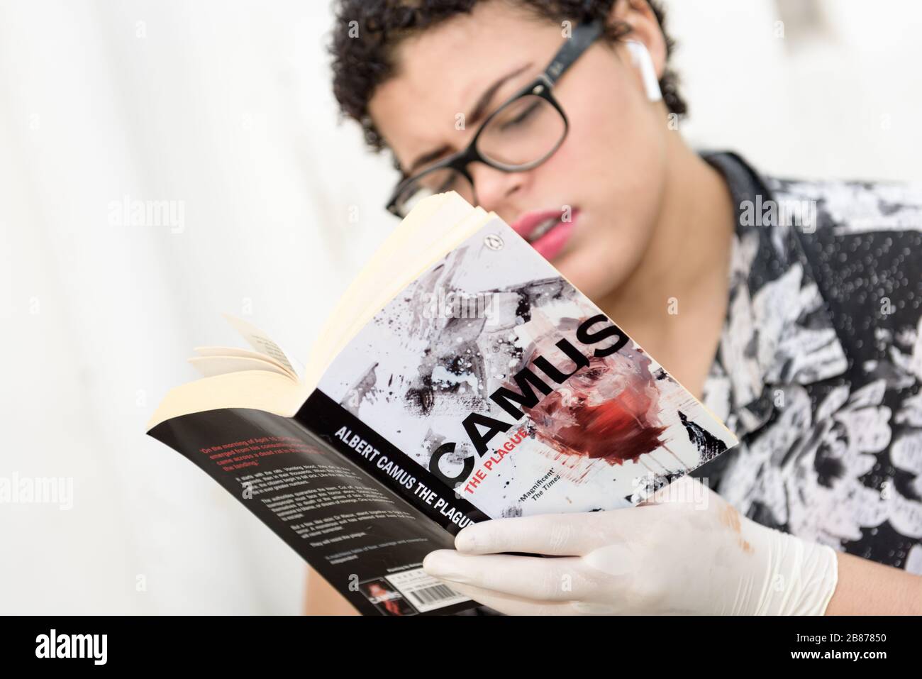 Il romanzo del filosofo esistenziale e assurdo Albert Camus, la peste, sta godendo di una rinascita nella pandemia globale di Coronavirus del 2020 Foto Stock