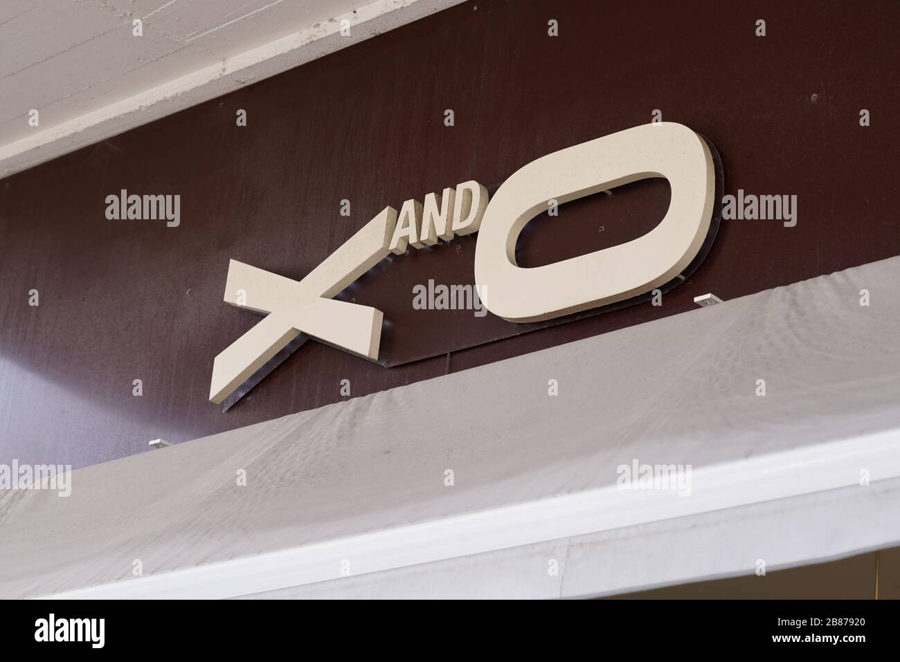 Bordeaux , Aquitaine / Francia - 02 15 2020 : X e o logo negozio parte Ikks  negozio di moda segno marchio abbigliamento Foto stock - Alamy