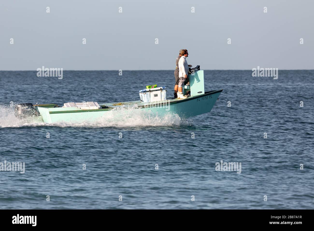 Lido Beach, Florida, Stati Uniti - 20 marzo 2020. I pescatori si dirigono verso il Golfo del Messico alla ricerca di pesci esca. Foto Stock