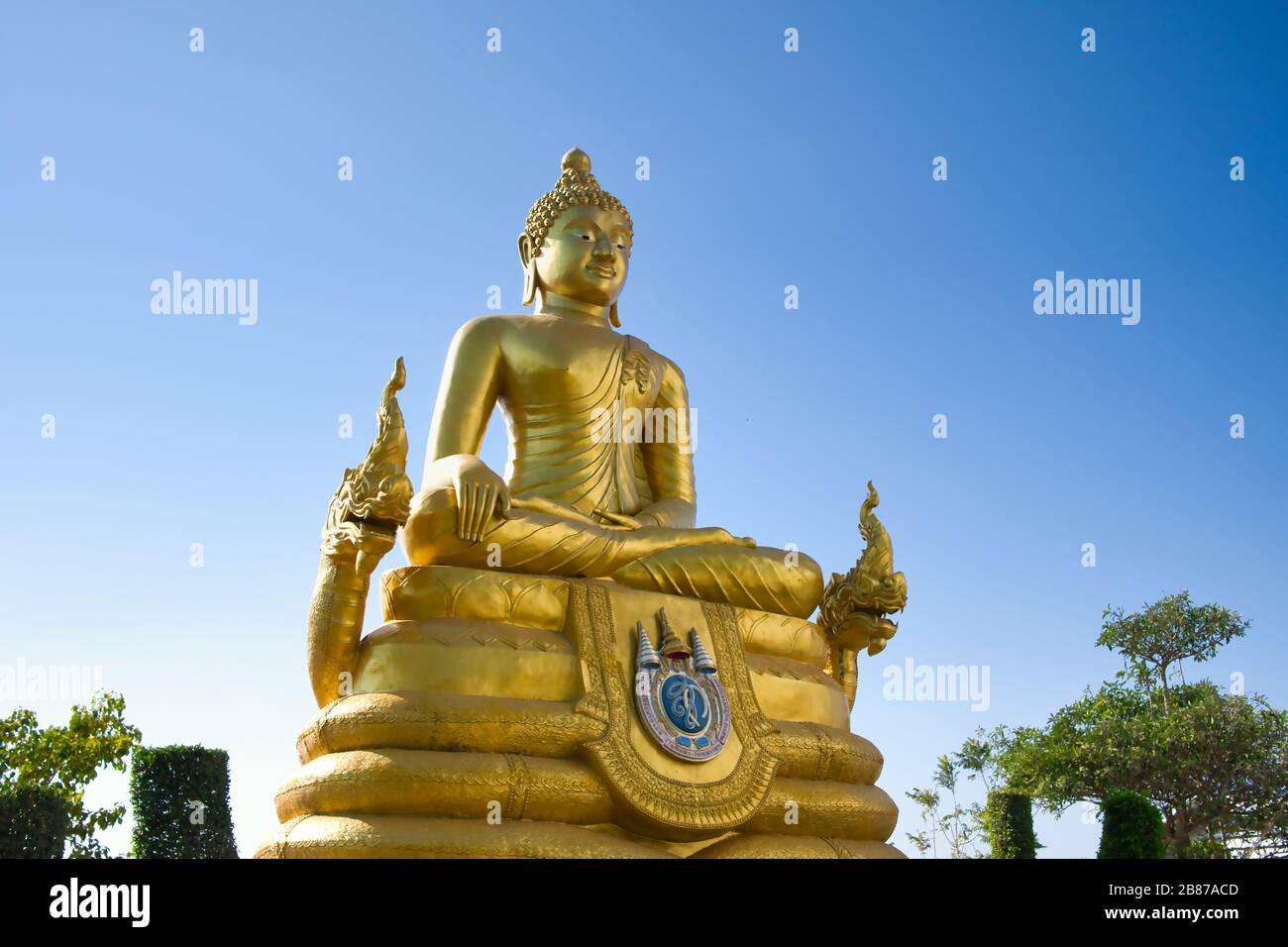 Buddha d'oro vicino al Grande Buddha a Phuket, Thailandia. Foto Stock