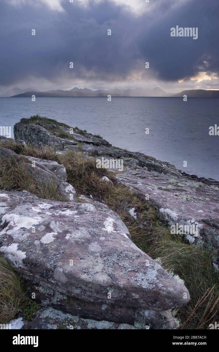 Il litorale roccioso sulla penisola di Applecross nelle Highlands occidentali della Scozia, Gran Bretagna. Foto Stock