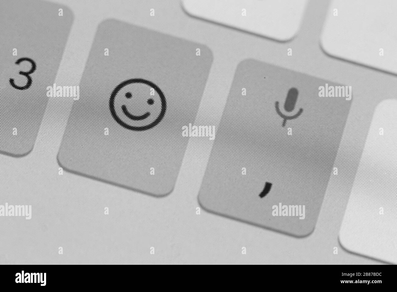 Tasto con icona del segnale facciale Smiley sulla tastiera del telefono ampiamente utilizzato per le comunicazioni sui social media Foto Stock