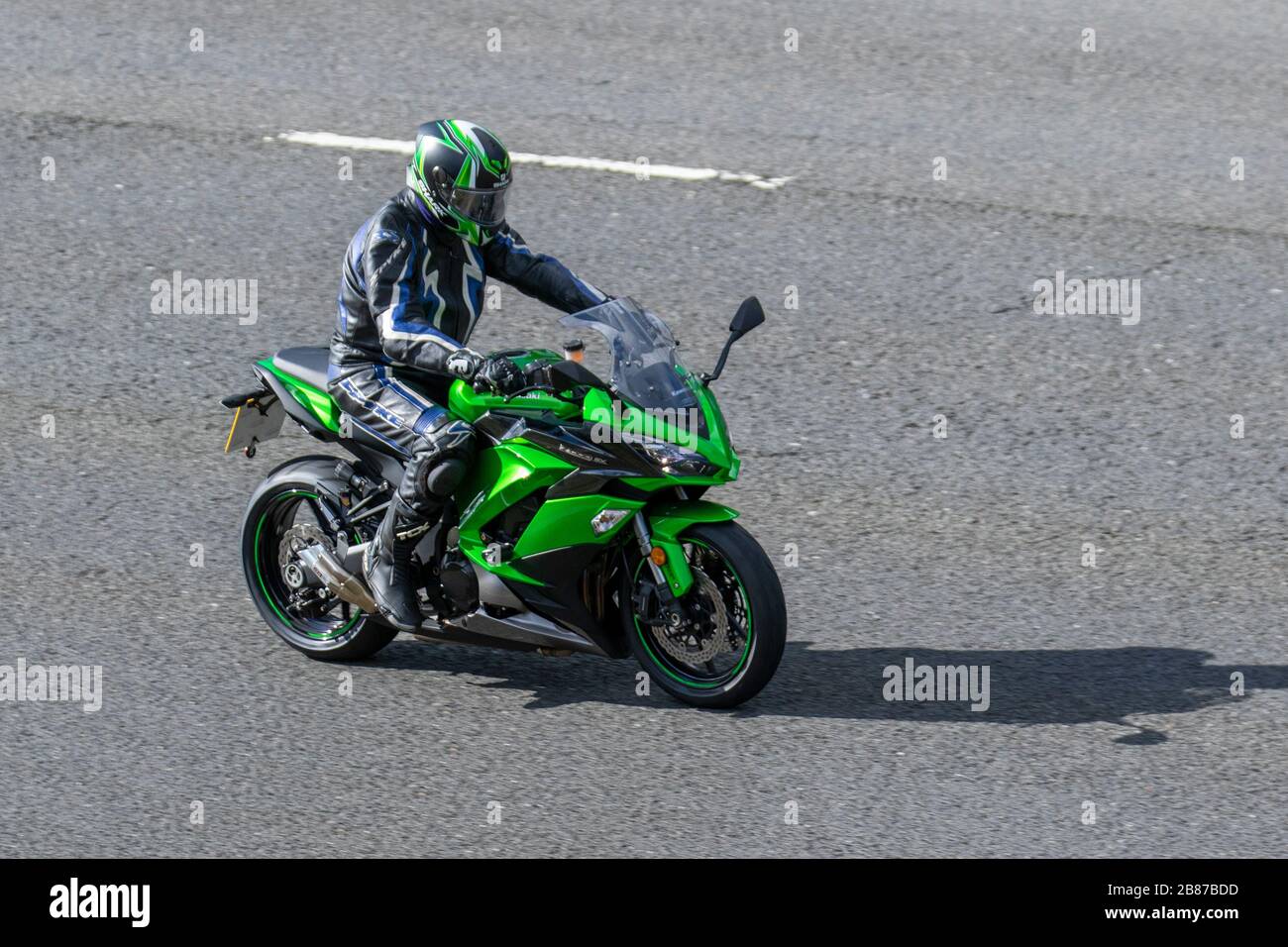 Moto Kawasaki Z1000 sx; traffico veicolare, trasporto a due ruote, movimento, movimento, strade del regno unito, motociclista moderno sull'autostrada M6, Manchester, Regno Unito Foto Stock