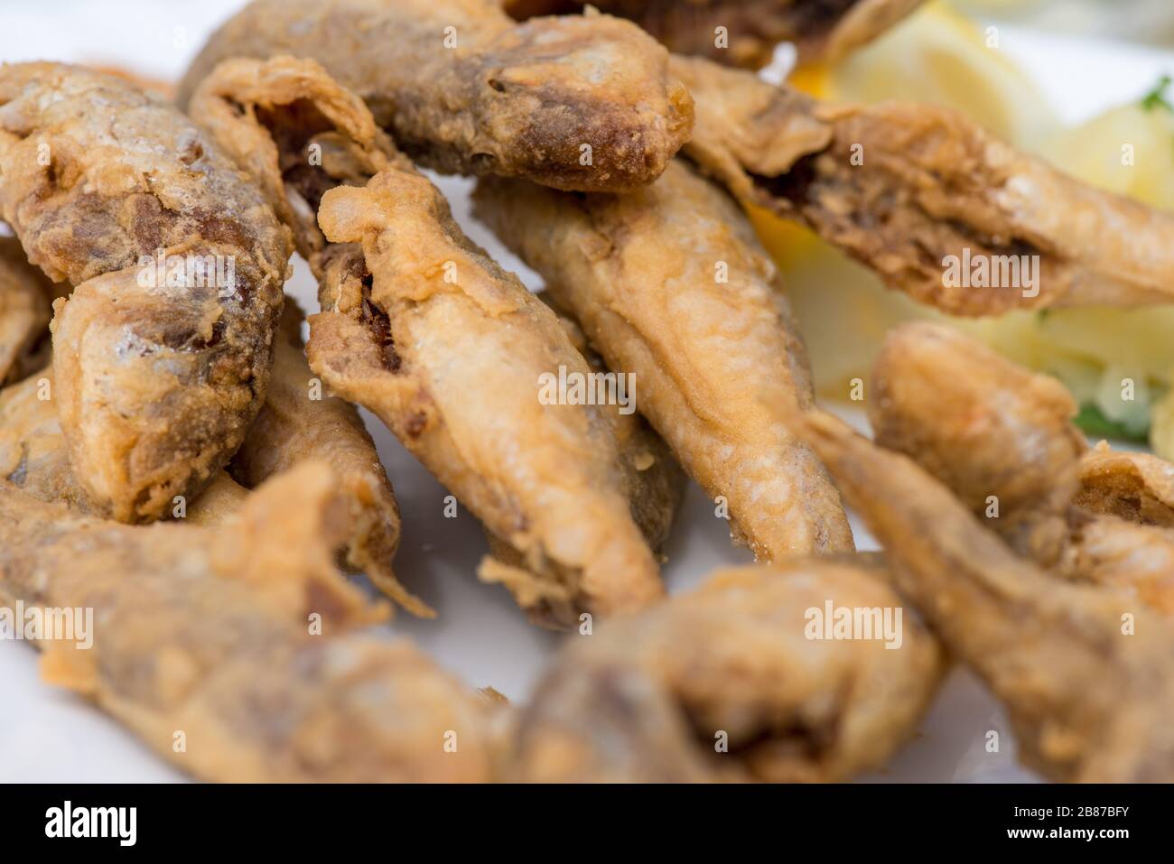 Le cicale fritte pescano sul piatto bianco - fuoco selettivo Foto Stock