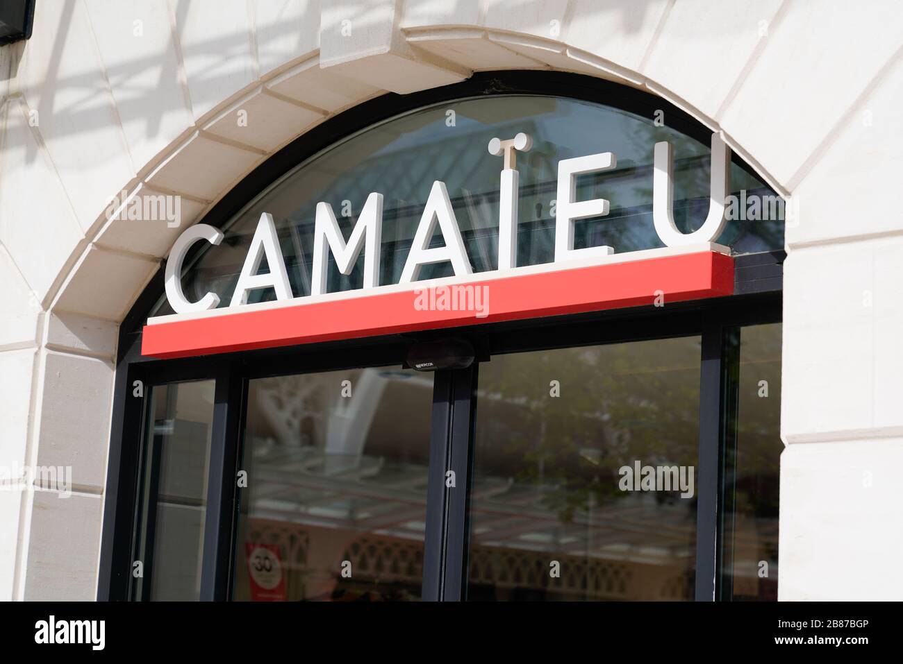 Arcachon , Aquitaine / Francia - 10 08 2019 : Camaieu logo negozio segno abbigliamento per le donne francesi Foto Stock