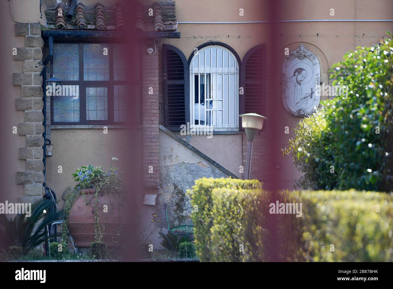 Una suora si affaccia su una finestra della sede della Congregazione delle Suore Angeliche di San Paolo in via Casilina, nella quale sono isolate 19 suore testate positive per il tampone Coronavirus. Solo uso editoriale Foto Stock