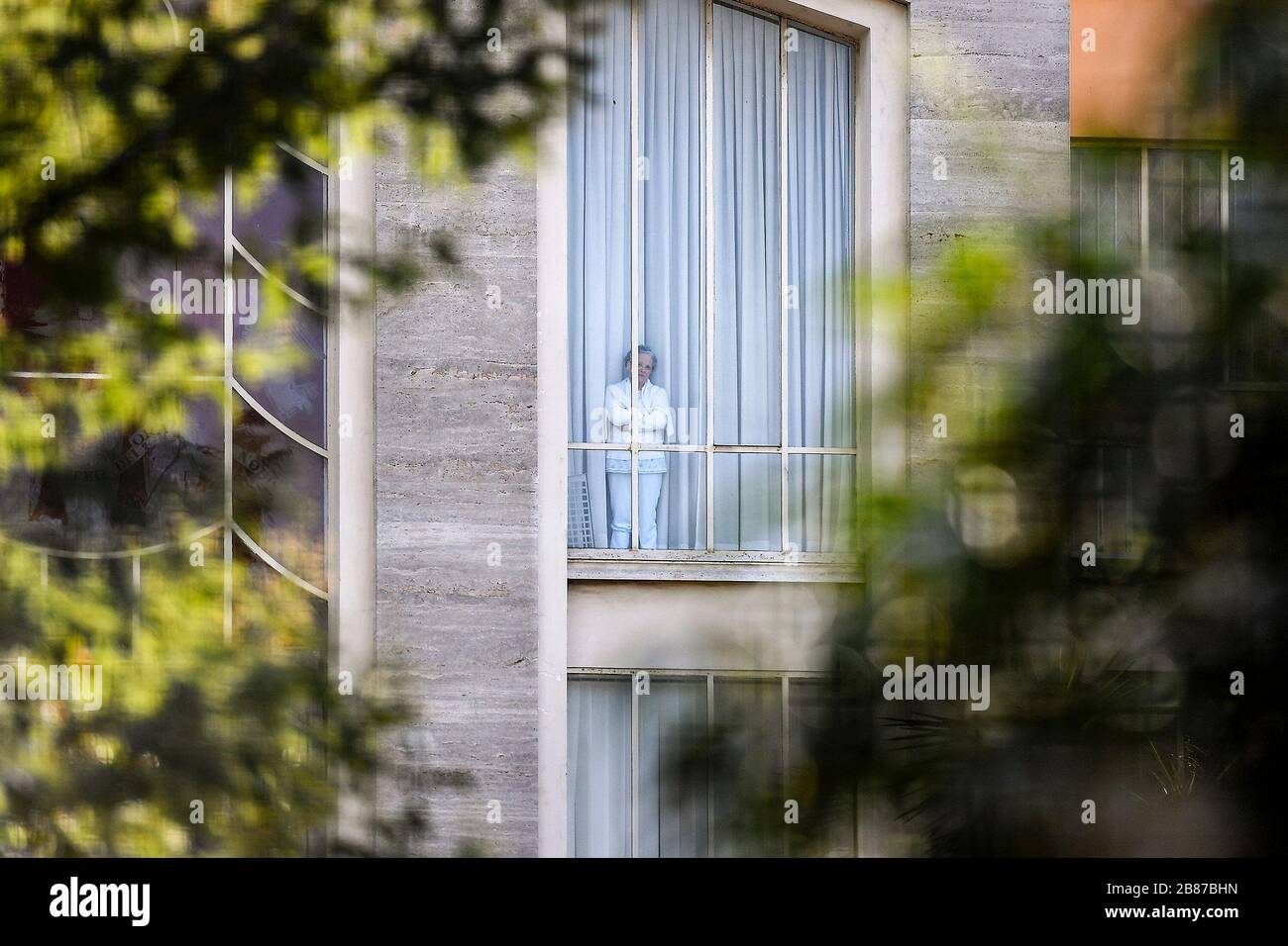 Una suora di pigiama si affaccia su una finestra della sede della Congregazione delle Suore Angeliche di San Paolo in via Casilina, nella quale sono isolate 19 suore testate positive per il tampone Coronavirus. Solo uso editoriale Foto Stock