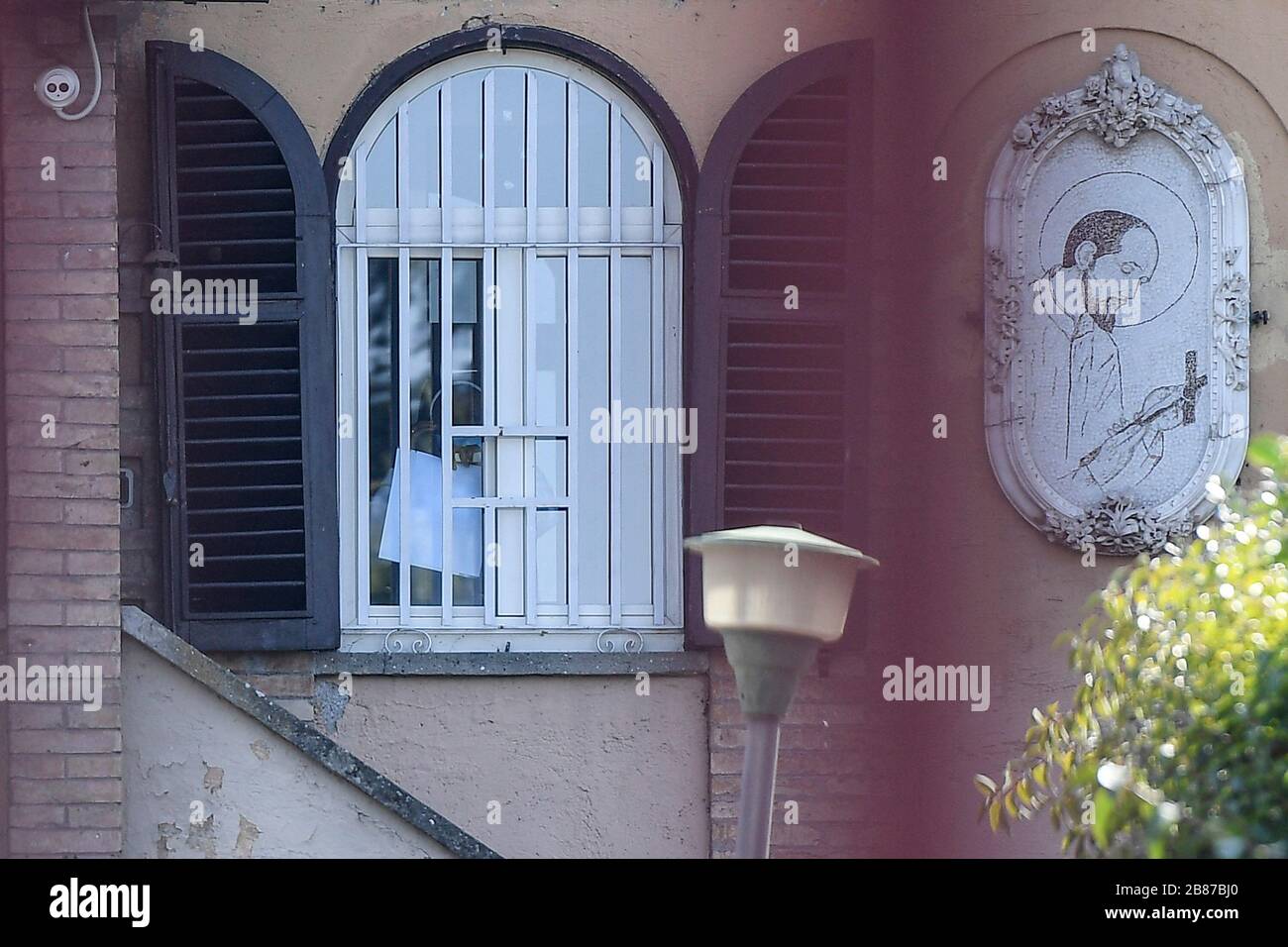 Una suora si affaccia su una finestra della sede della Congregazione delle Suore Angeliche di San Paolo in via Casilina, nella quale sono isolate 19 suore testate positive per il tampone Coronavirus. Solo uso editoriale Foto Stock