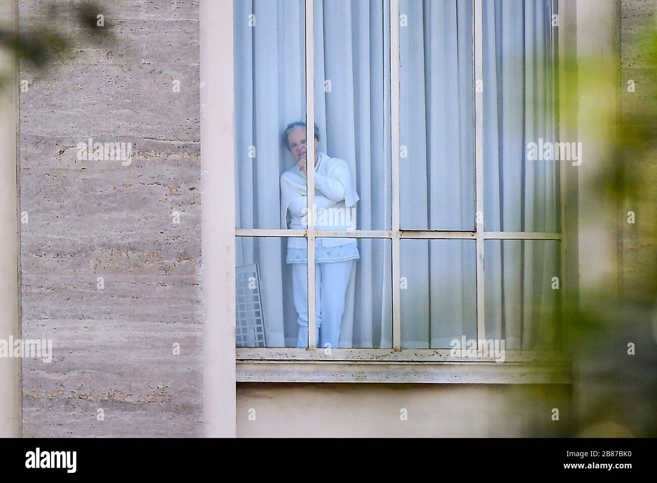 Una suora di pigiama si affaccia su una finestra della sede della Congregazione delle Suore Angeliche di San Paolo in via Casilina, nella quale sono isolate 19 suore testate positive per il tampone Coronavirus. Solo uso editoriale Foto Stock