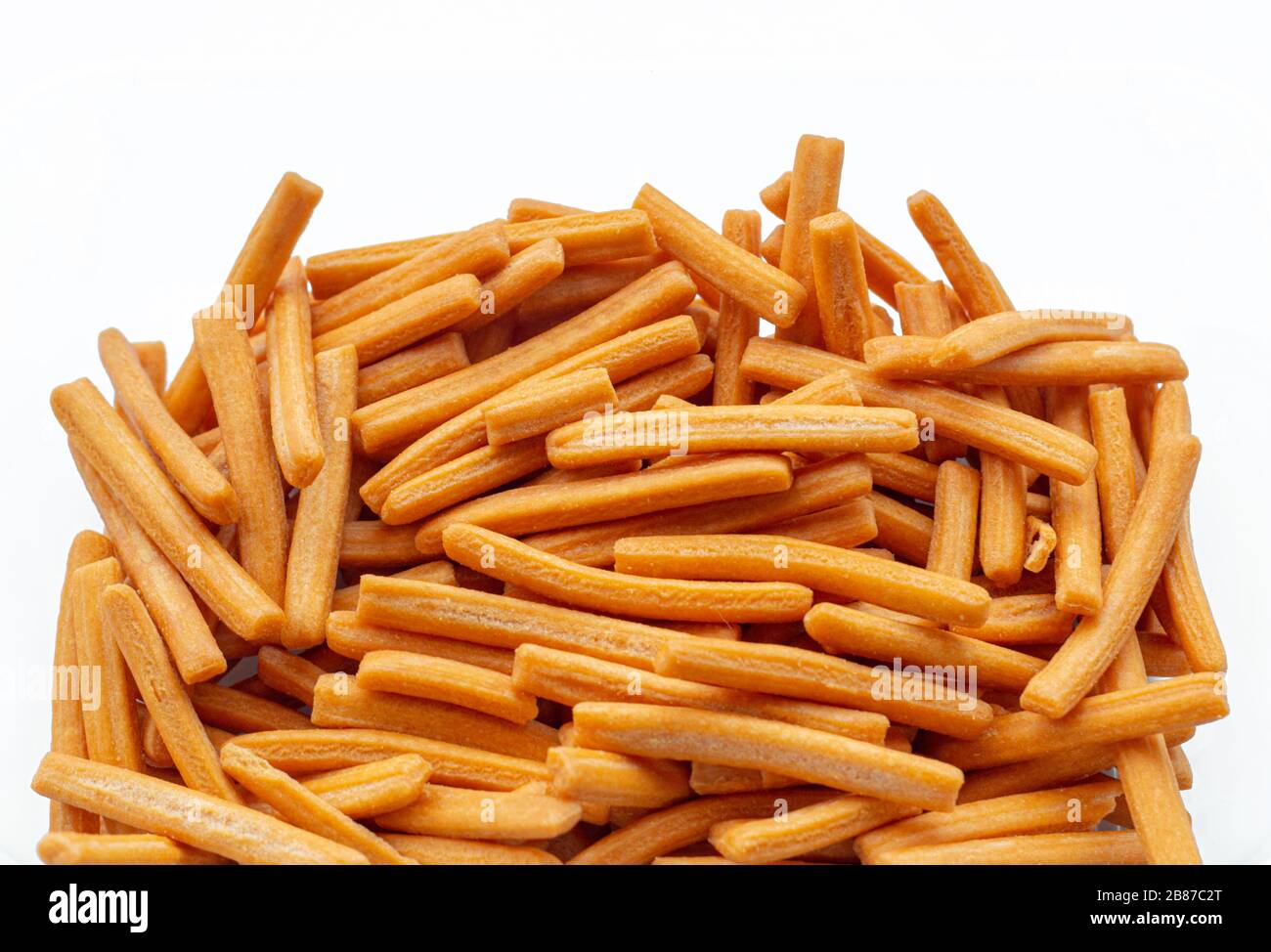 Croccante striscia di snack Thai su sfondo bianco Foto Stock