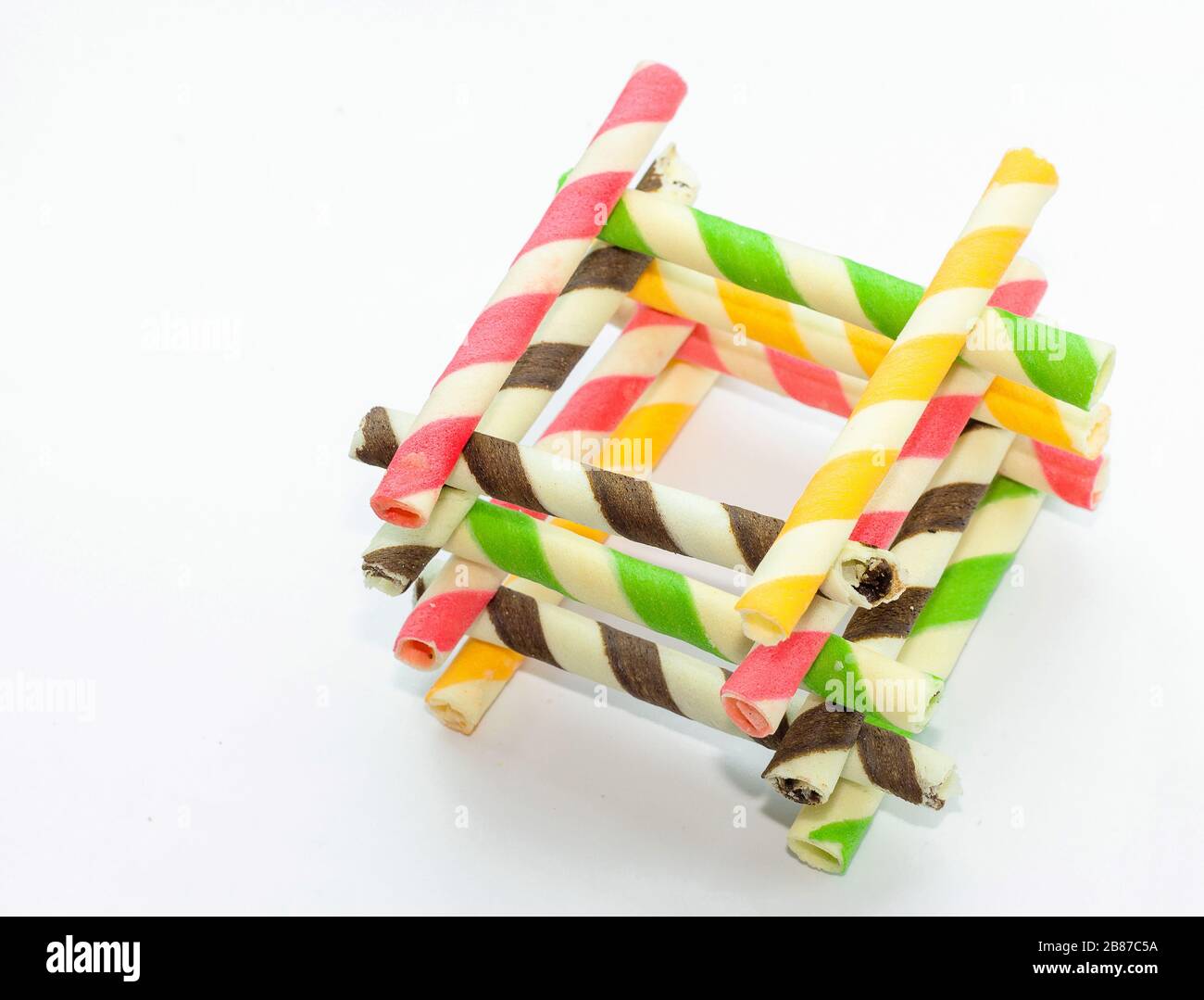 rotolo di snack croccante arcobaleno con sapore misto su sfondo bianco Foto Stock