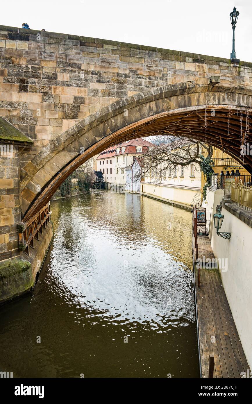 Praga, repubblica Ceca - 19 marzo 2020. Certovka parte dal ponte Carlo Foto Stock