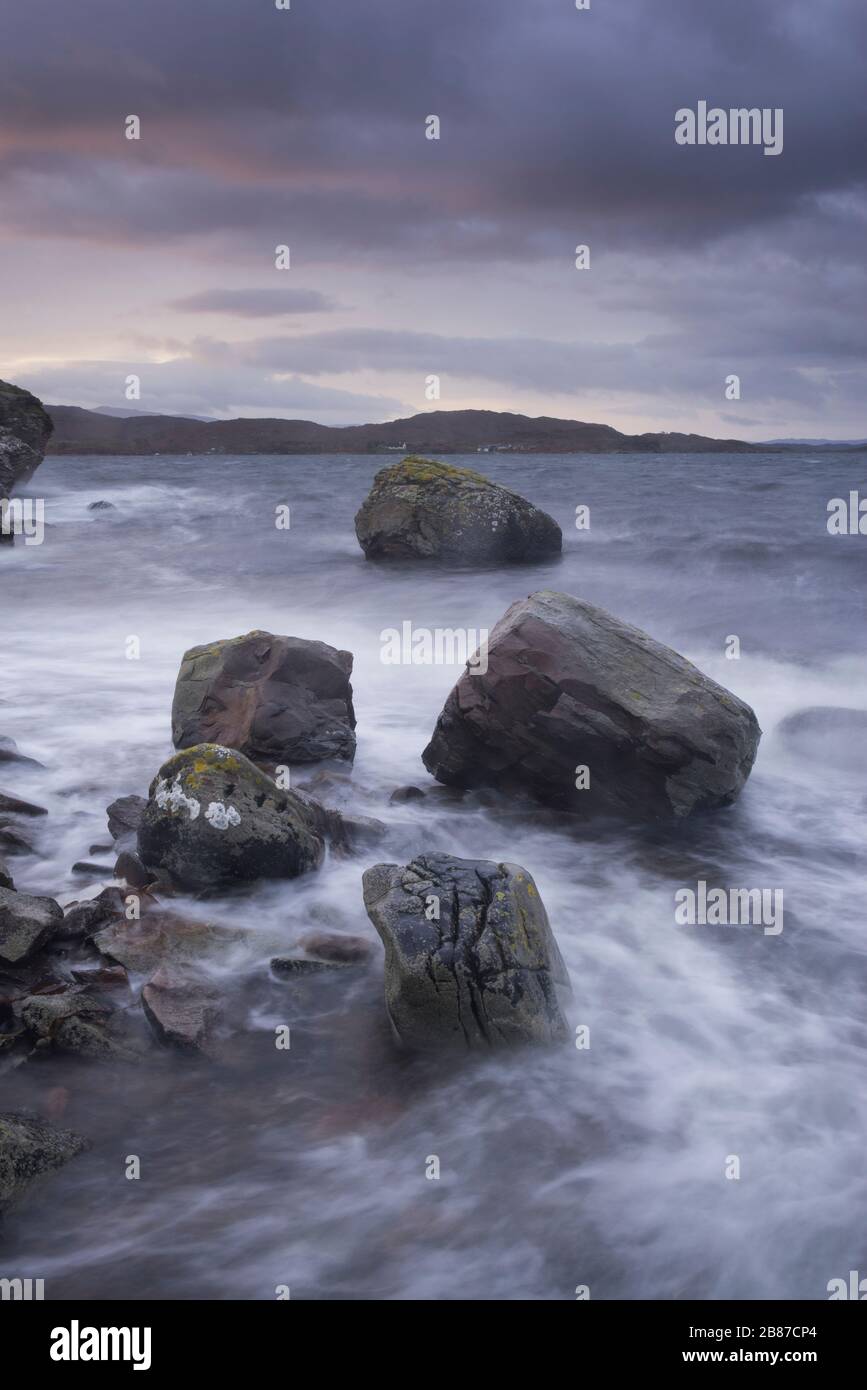 Il litorale roccioso sulla penisola di Applecross nelle Highlands occidentali della Scozia, Gran Bretagna. Foto Stock