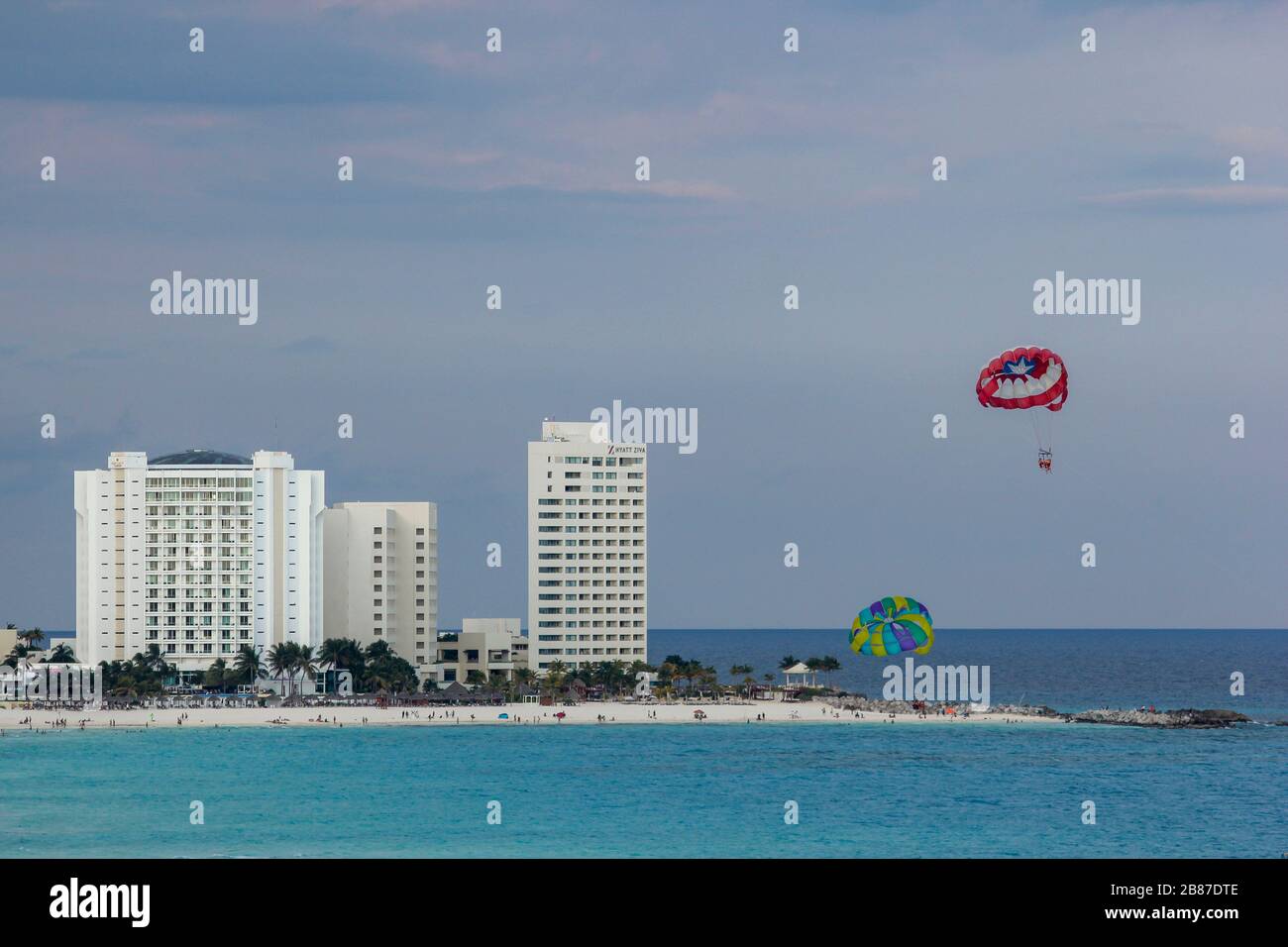 Parasailing al largo di Punta Cancun, vicino all'Hyatt Zive Resort, zona Hotel, Cancun, Quintana Roo, penisola dello Yucatan, Messico Foto Stock
