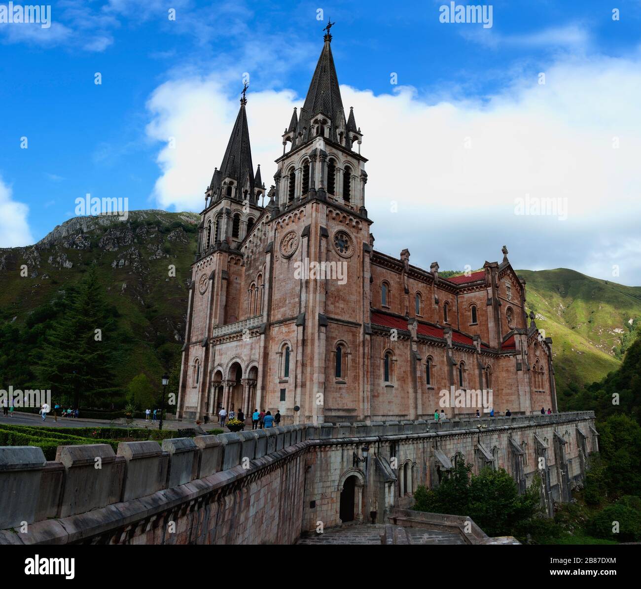 Basilica neoromanica di Santa Maria la Real de Covadonga nelle Asturie, Spagna Foto Stock