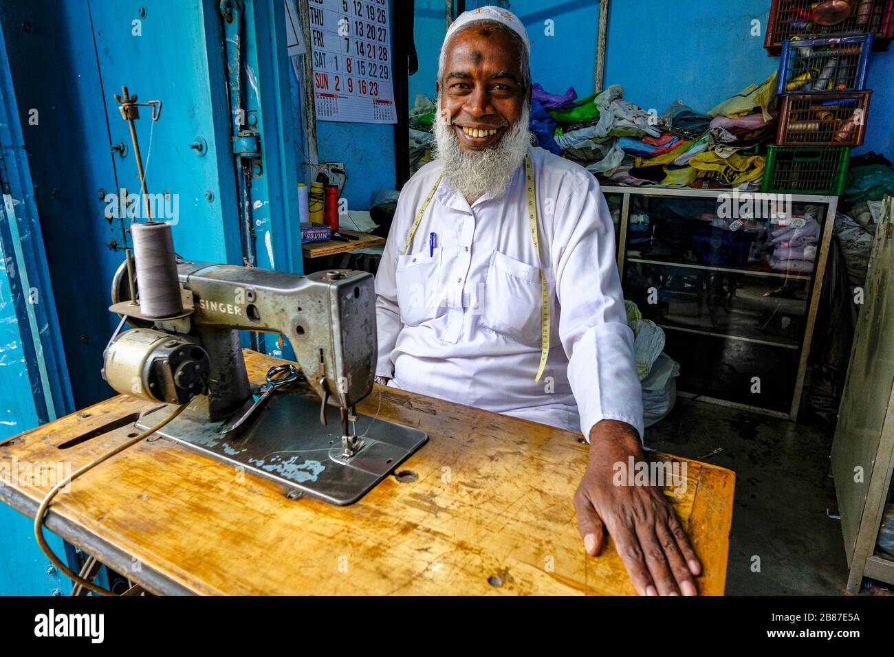 Jaffna, Sri Lanka - 2020 febbraio: Un sarto dal mercato Jaffna il 21 febbraio 2020 a Jaffna, Sri Lanka. Foto Stock